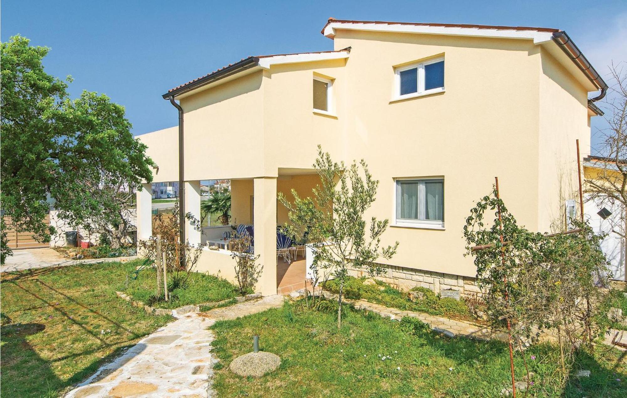 Awesome Apartment In Fazana With Wifi エクステリア 写真